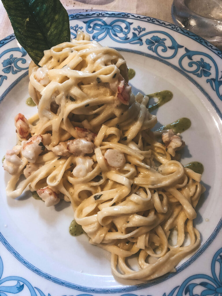 linguine con crema di limoni di Sorrento, prezzemolo e gamberi